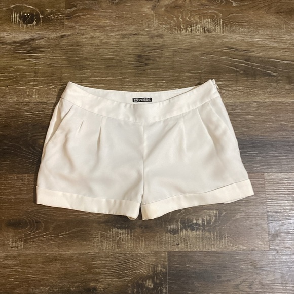 Express Shorts - Picture 2 of 5